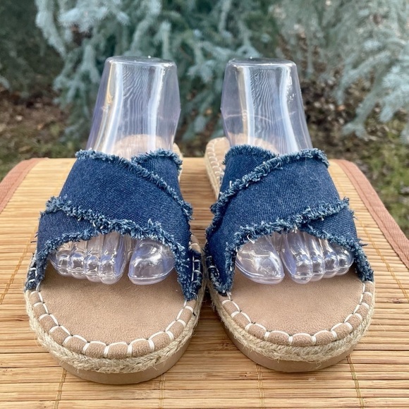 Adorable Frayed Blue Demin Crisscross Strap Flat Espadrille Slide Sandals. 8.5 - Picture 3 of 8